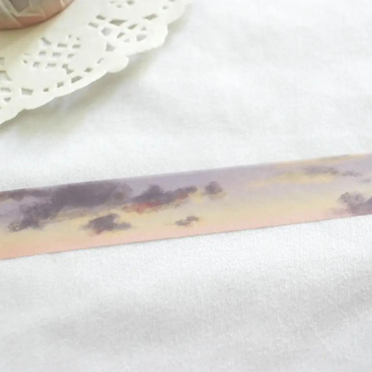 Ce masking tape aux teintes pourpres et orangées capture l'essence même de ces instants fugaces, tel un tableau figé dans le temps.