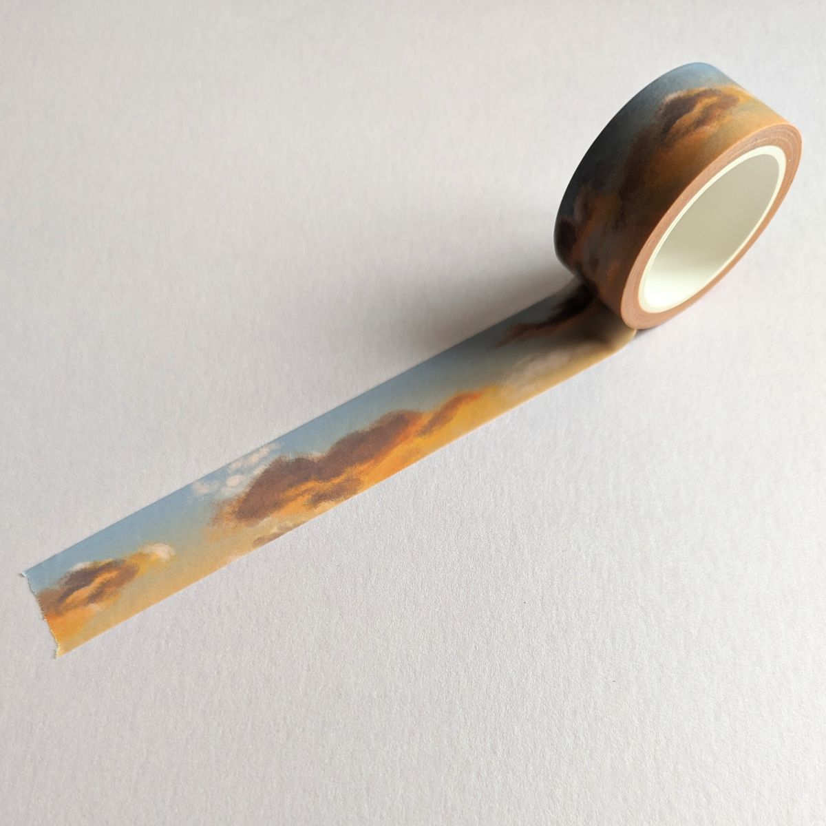 Chaque fois que vous déroulez ce masking tape, vous vous envolez vers un ciel envoûtant.