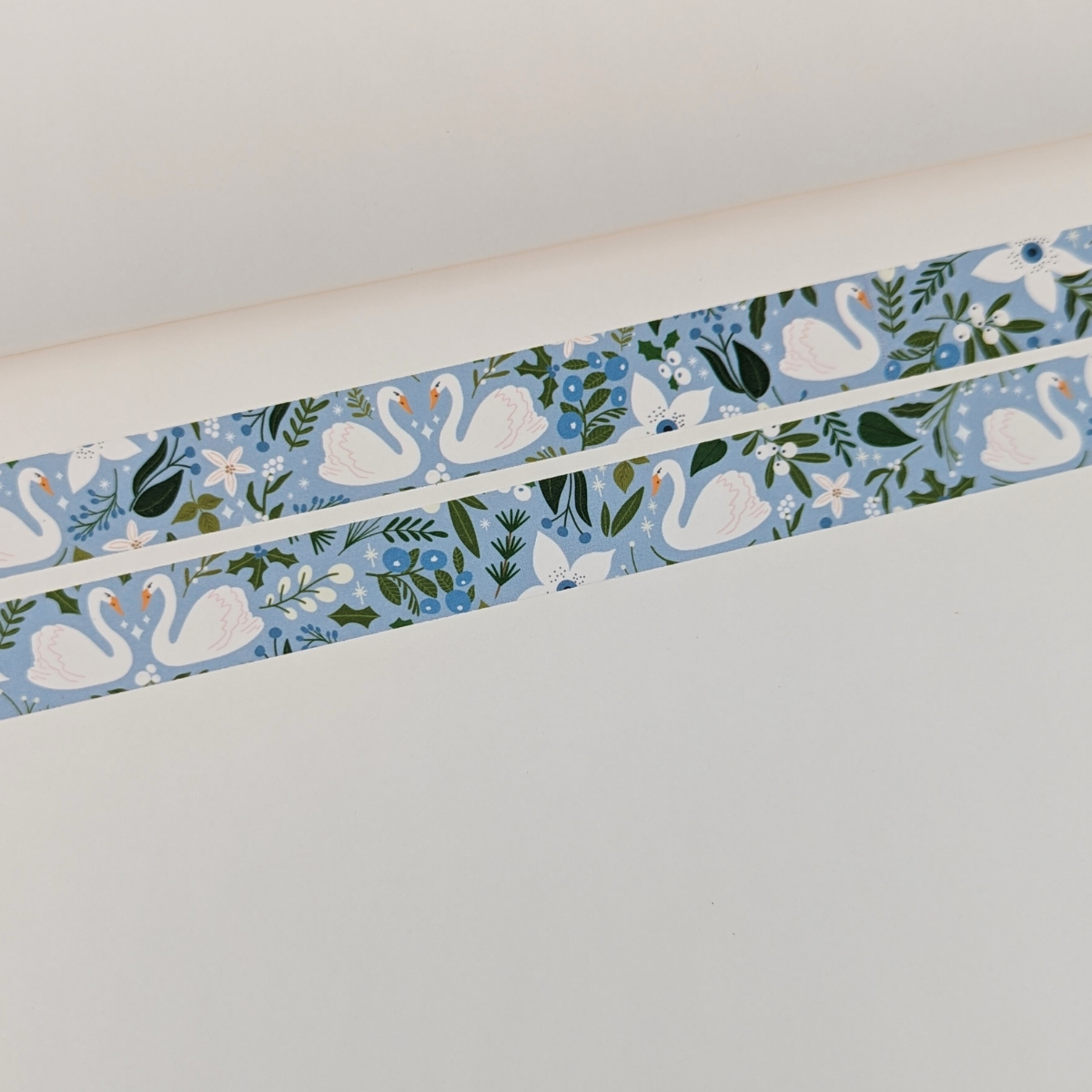 Les illustrations de cygnes gracieux et de gui évoquent le célèbre ballet " Le Lac des Cygnes ". C'est une façon élégante d'ajouter une touche de magie à vos projets de Noël.