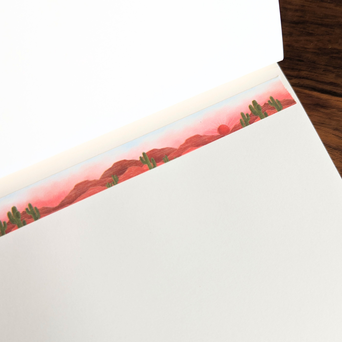 Les tons chauds et apaisants évoquent une ambiance désertique en fin de journée.