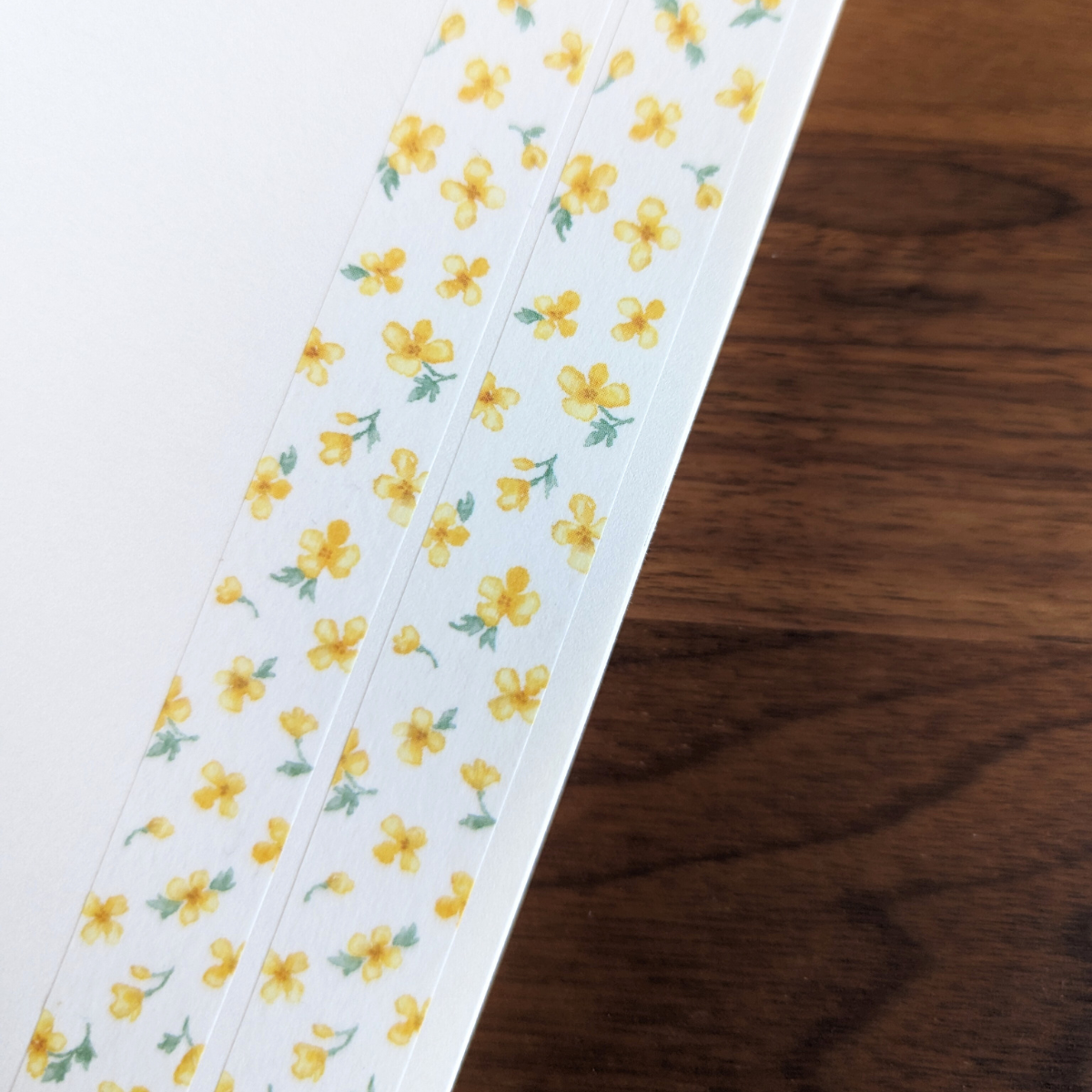 Masking tape avec des petites fleurs jaunes.