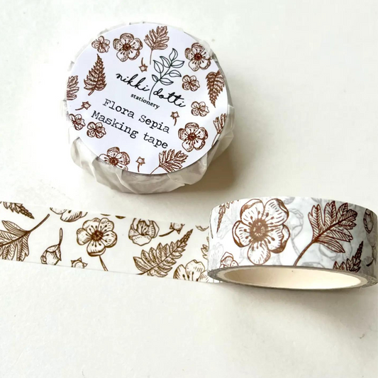 Ce masking tape est orné d'un motif délicat de fleurs dans les tons sépia, offrant une esthétique vintage et élégante.