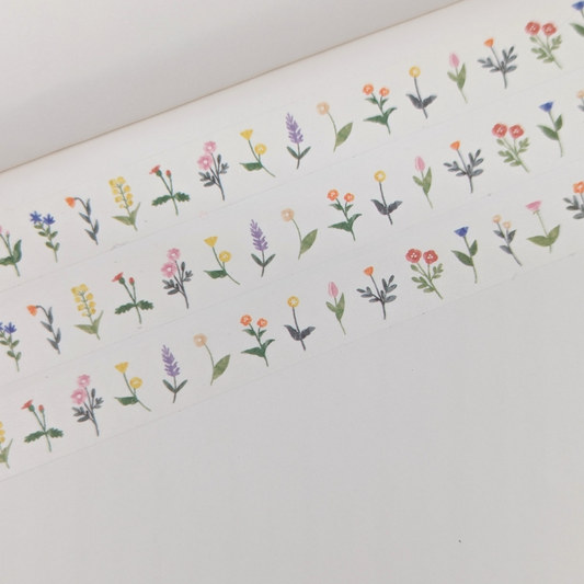 En déployant ce rouleau de masking tape, vous découvrirez une frise enchanteresse de fleurs délicates, où les bleuets, les tulipes, les œillets, les brins de lavande s'épanouissent en une symphonie de couleurs et de formes.