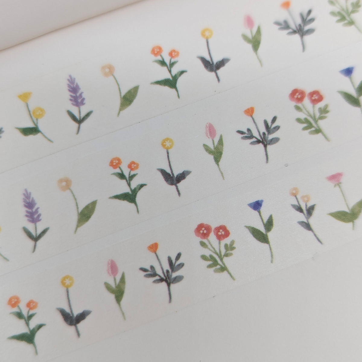 En déployant ce rouleau de masking tape, vous découvrirez une frise enchanteresse de fleurs délicates, où les bleuets, les tulipes, les œillets, les brins de lavande s'épanouissent en une symphonie de couleurs et de formes.