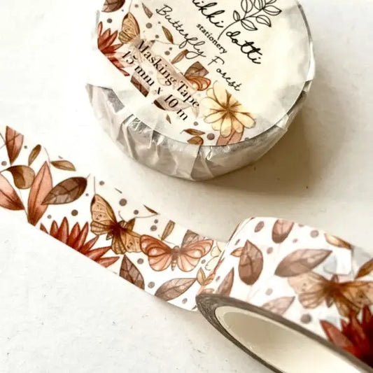 Ce masking tape est orné d'un motif délicat de papillons avec du feuillage dans les tons de brun. Son design ajoutera une touche de charme et de douceur à vos créations : décorer vos emballages cadeaux, vos cartes de vœux, vos carnets de notes…
