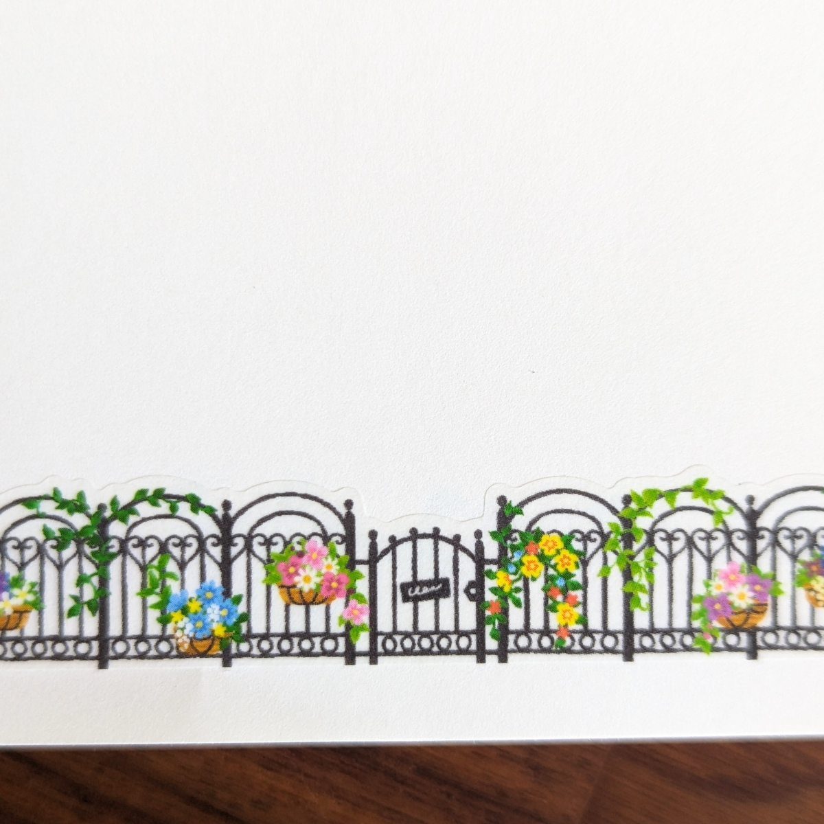 Masking tape arrondi pour suivre les formes des grilles fleuries.