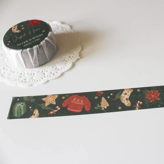 Ce ruban adhésif est orné d'illustrations de pulls douillets, de chaussettes en laine, de houx, de gui et de cadeaux, créant une atmosphère festive et chaleureuse de Noël.