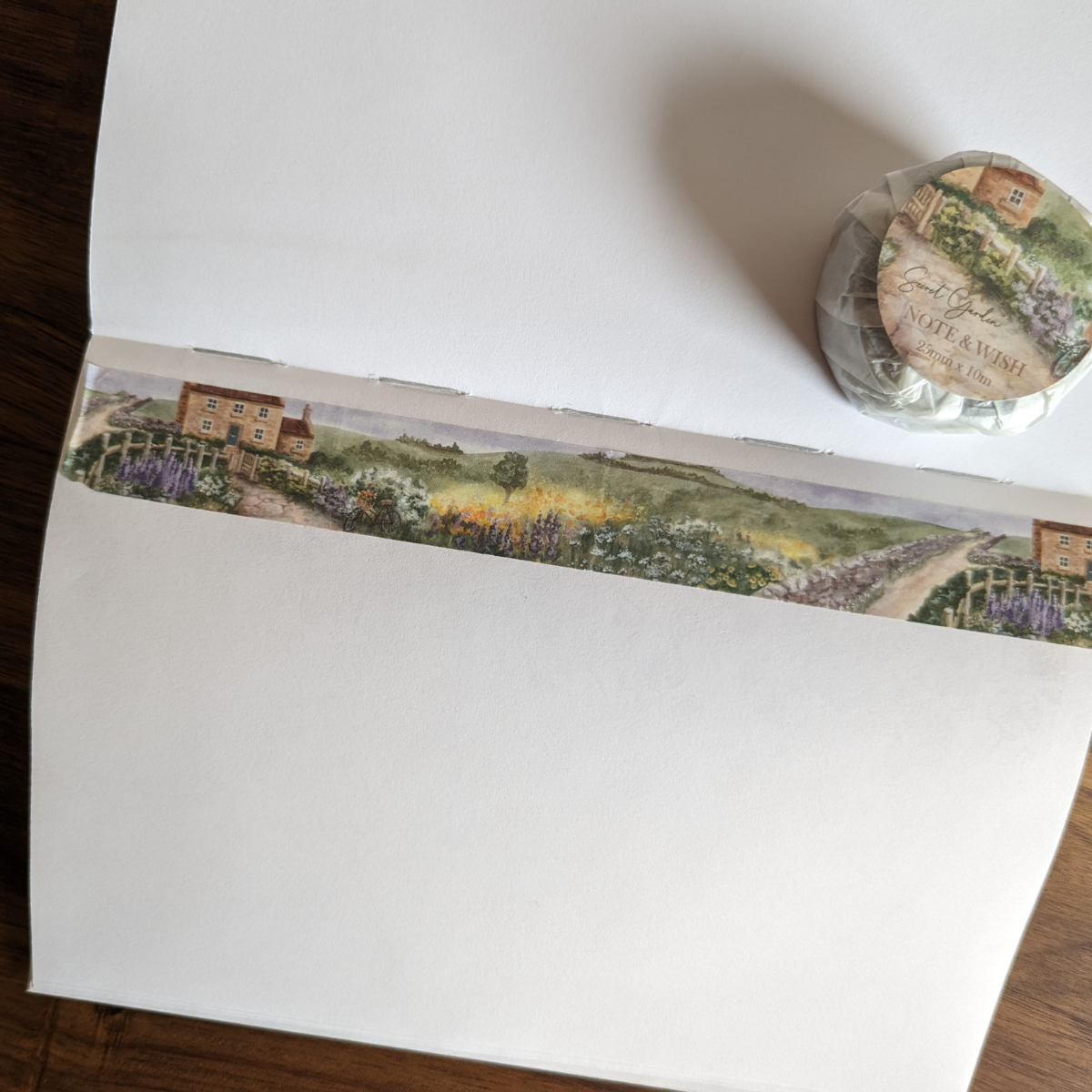 Rien de tel que ce masking tape pour plonger dans un monde bucolique.
