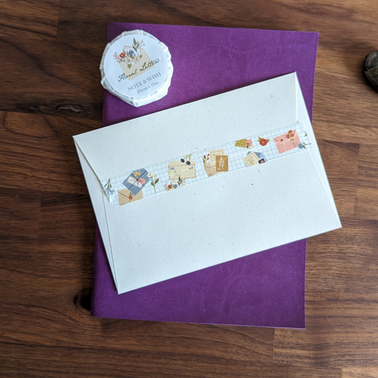 Chaque centimètre de ce ruban dévoile de somptueuses illustrations, minutieusement dessinées à la main, mettant en scène des lettres, des colis et des articles de papeterie d'une beauté captivante.