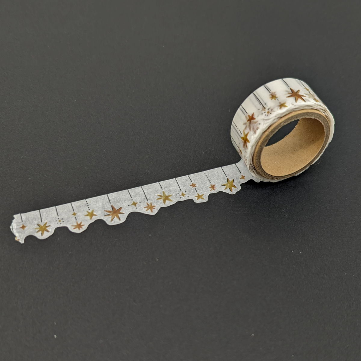 Ce ruban adhésif apportera une touche céleste à vos créations artistiques.