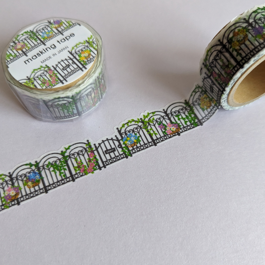 Masking tape arrondi pour suivre les formes des grilles fleuries.