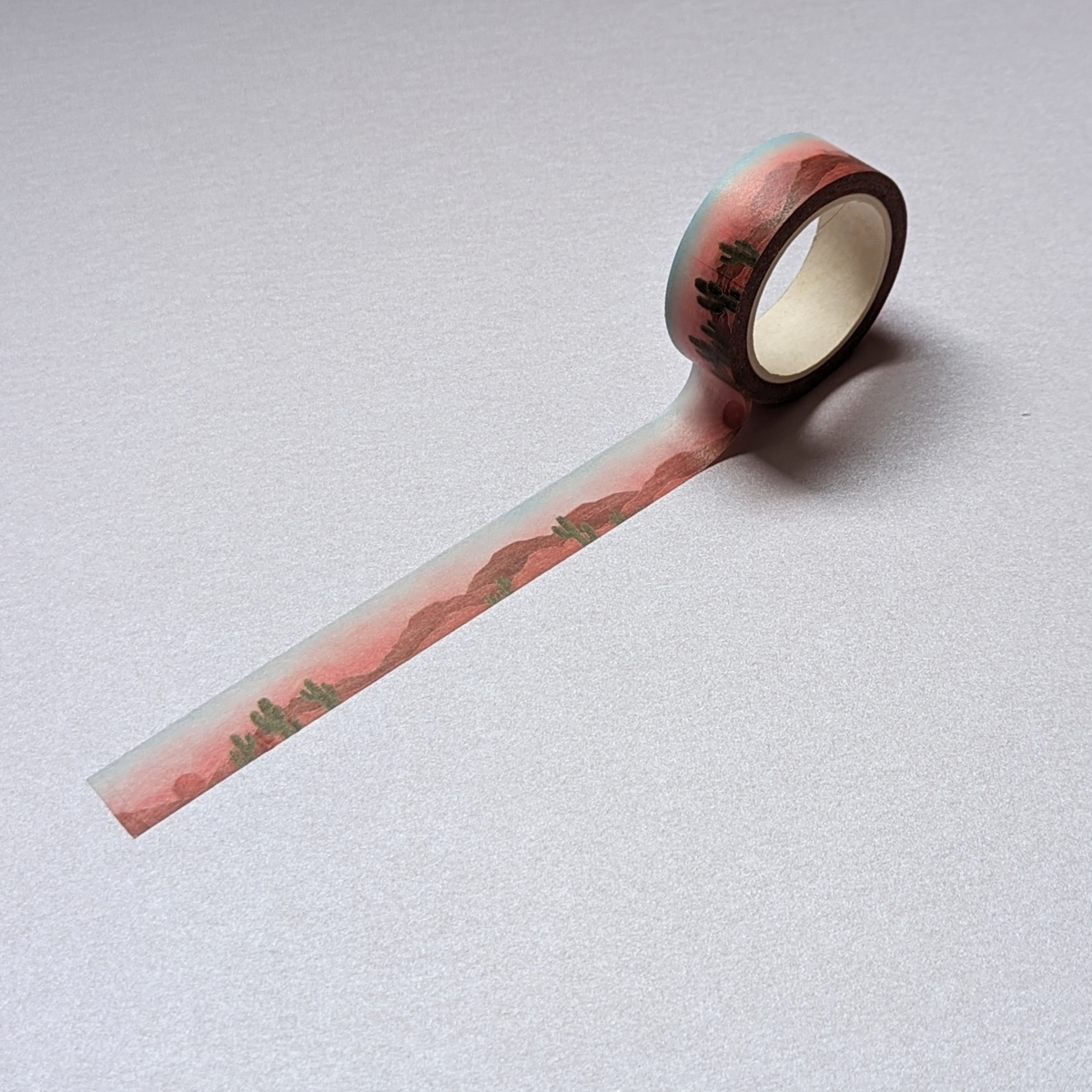 Ce rouleau de Masking Tape est un voyage visuel qui vous transporte instantanément vers les grands espaces, les déserts infinis et les majestueuses montagnes de l'Ouest américain.