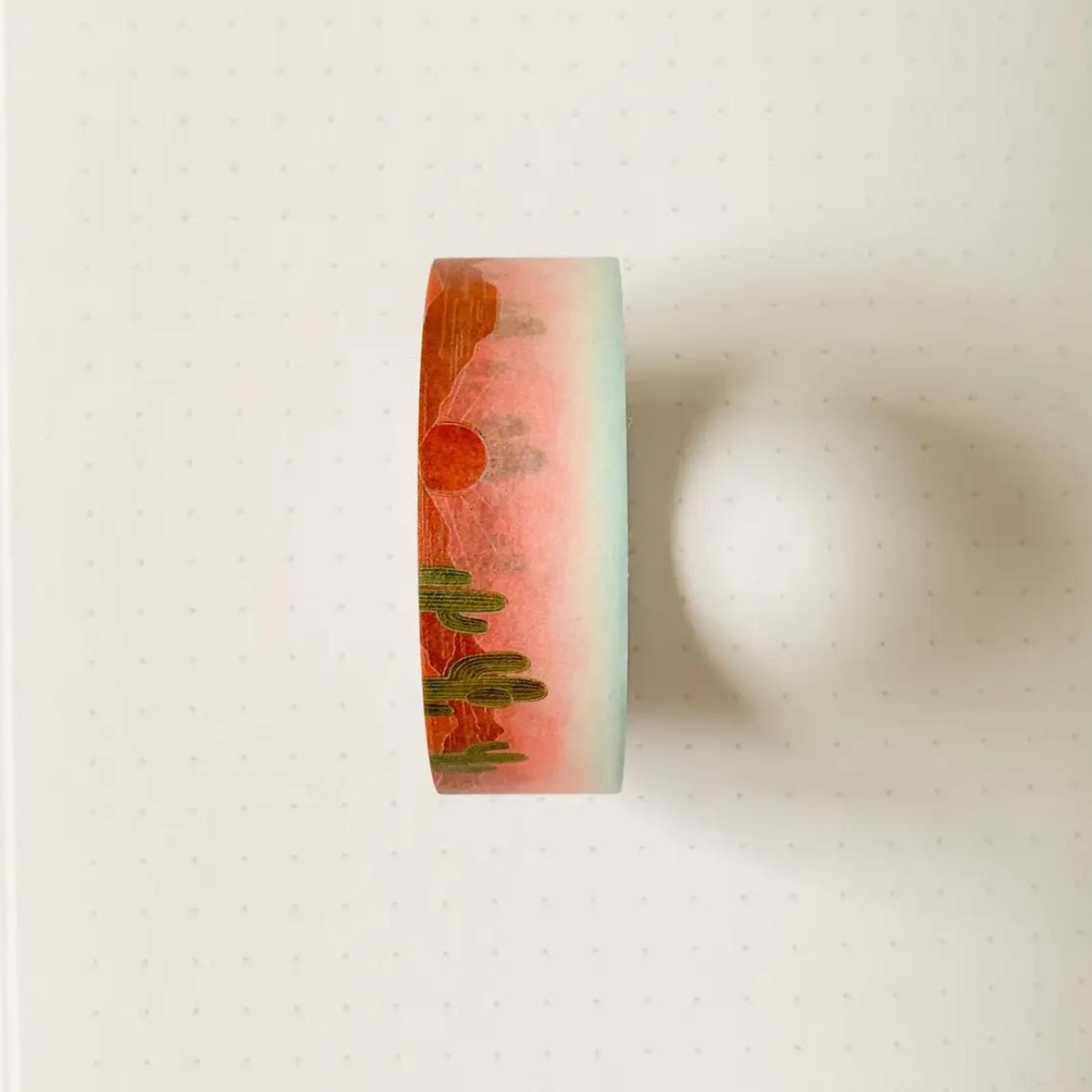 Ce rouleau de Masking Tape est un voyage visuel qui vous transporte instantanément vers les grands espaces, les déserts infinis et les majestueuses montagnes de l'Ouest américain.