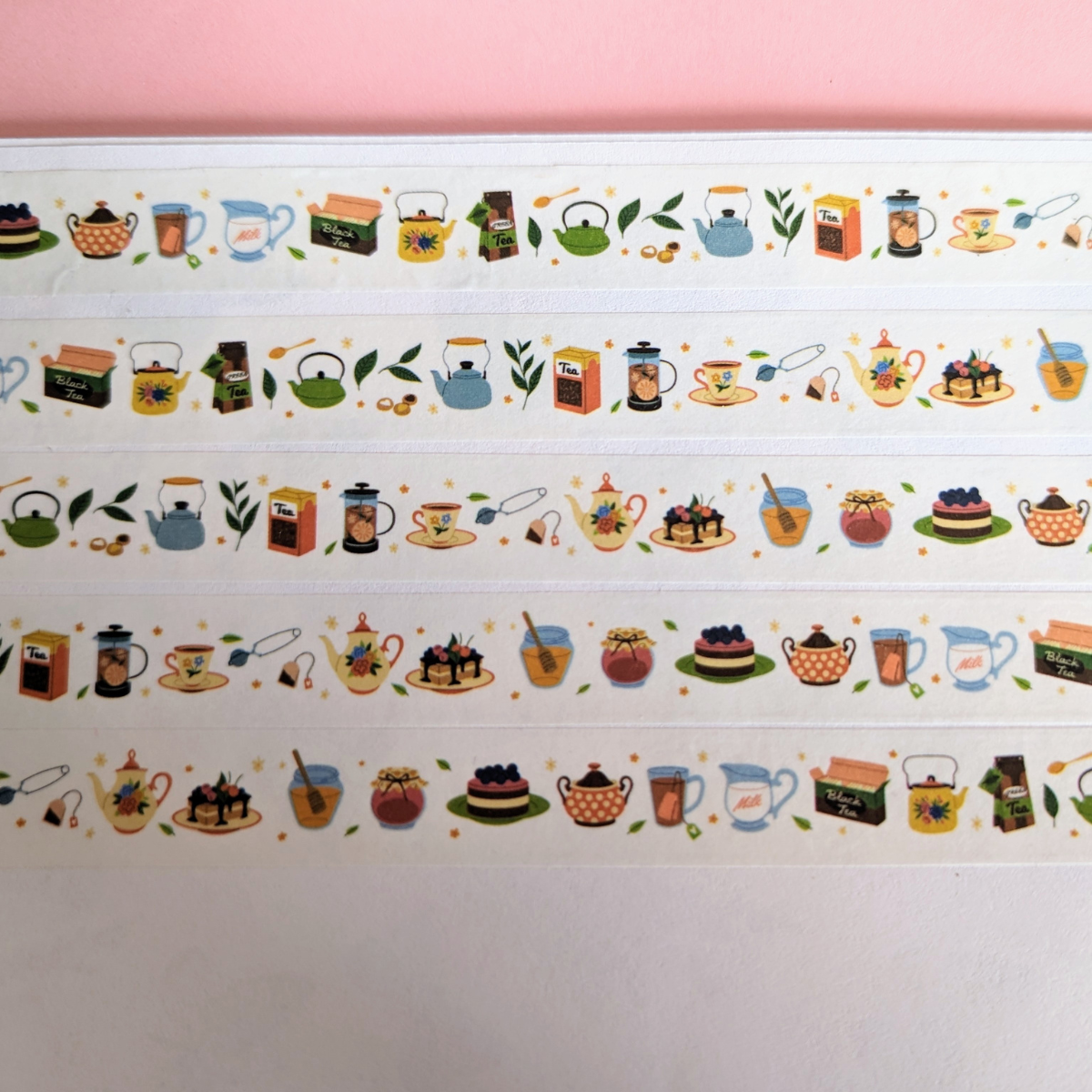Ce ruban décoratif vous transporte dans l'univers chaleureux d'un après-midi thé, avec des illustrations adorables de différentes théières, de thé noir, d’un pot de confiture, de délicieux gâteaux, etc.