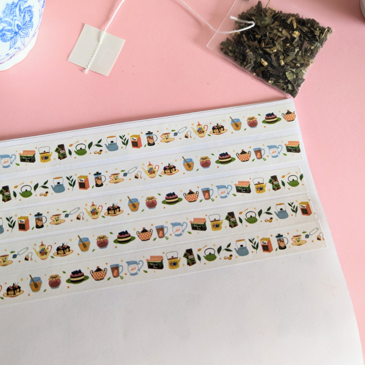 Ce ruban décoratif vous transporte dans l'univers chaleureux d'un après-midi thé, avec des illustrations adorables de différentes théières, de thé noir, d’un pot de confiture, de délicieux gâteaux, etc.