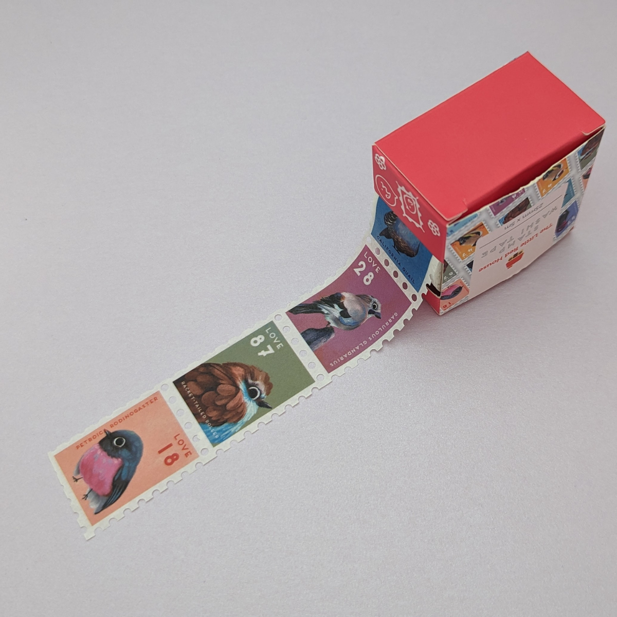 Quoi de plus mignon que ce ruban de timbres orné d’oiseaux aussi beaux les uns que les autres ? Que ce soit un rouge-gorge, un colibri, un moineau ou un geai, chaque oiseau apporte une touche de poésie à vos créations.