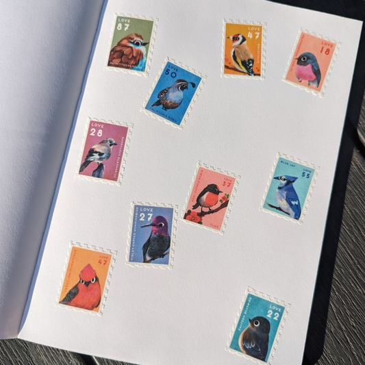 Quoi de plus mignon que ce ruban de timbres orné d’oiseaux aussi beaux les uns que les autres ? Que ce soit un rouge-gorge, un colibri, un moineau ou un geai, chaque oiseau apporte une touche de poésie à vos créations.