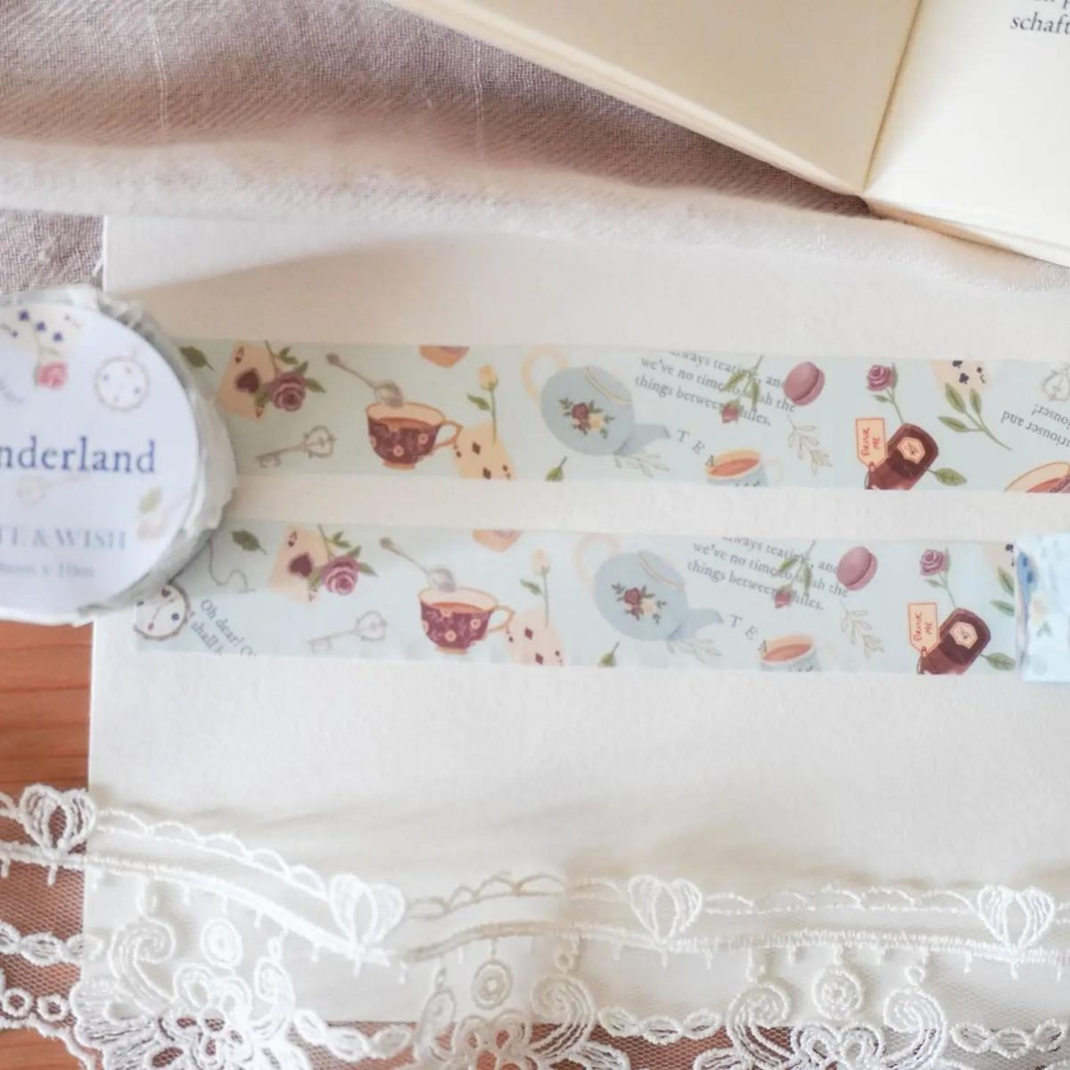 Les cartes à jouer, les tasses de thé, les théières, les roses, les clés, et une fiole portant l'inscription « Drink me » vous transporteront instantanément dans le pays des merveilles.