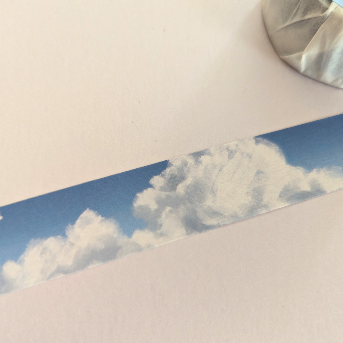 Ce rouleau de masking tape est un accessoire de décoration unique qui évoque la sérénité et la beauté d’un ciel d’été. Avec son design apaisant, il apporte une touche de calme et de rêverie à vos projets créatifs.