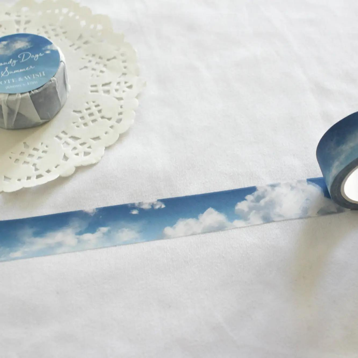 Ce rouleau de masking tape est un accessoire de décoration unique qui évoque la sérénité et la beauté d’un ciel d’été. Avec son design apaisant, il apporte une touche de calme et de rêverie à vos projets créatifs.