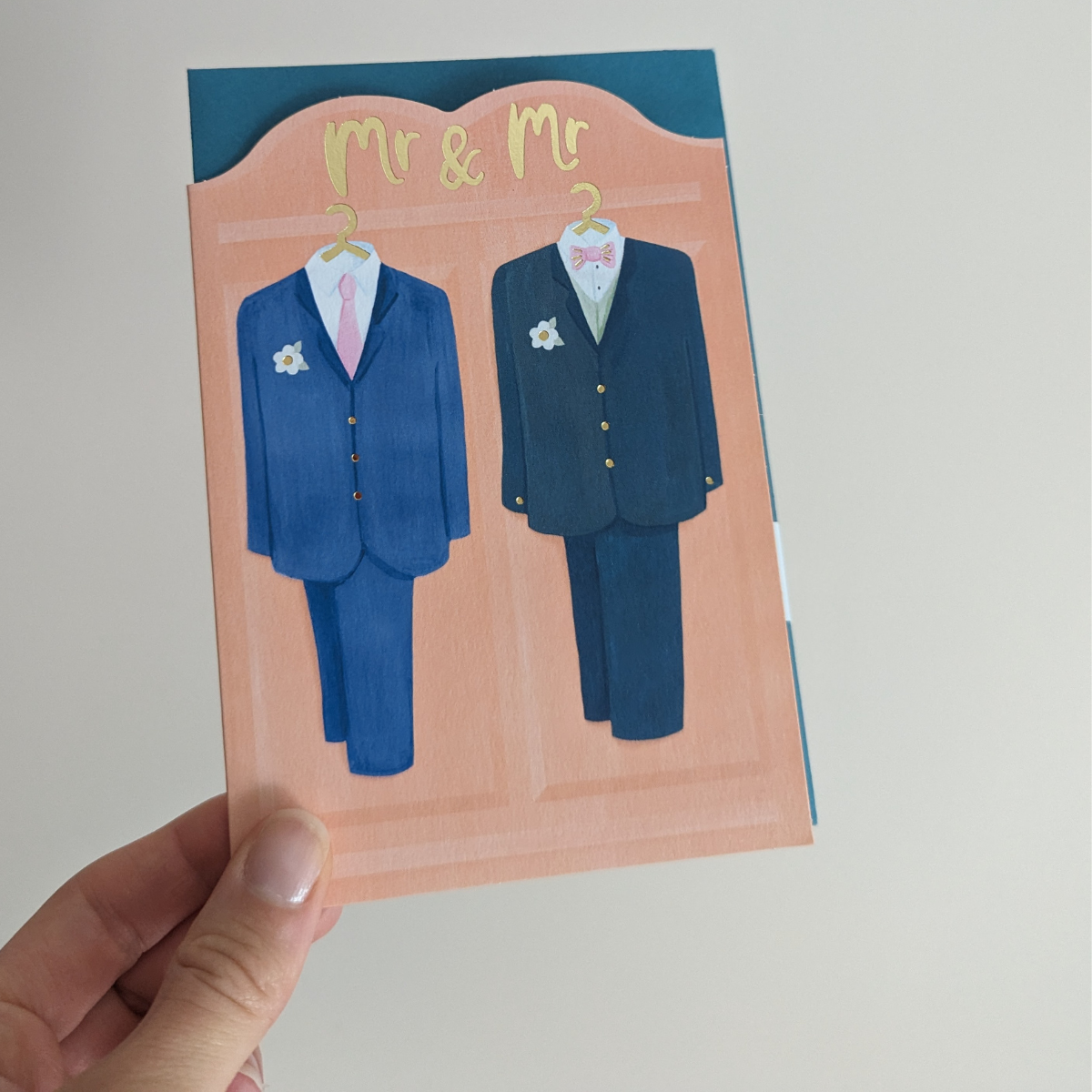 Pour souhaiter vos vœux de bonheur à un couple de jeunes mariés homosexuels cette carte brillante et gaufrée est idéale. Vous pouvez écrire vos voeux de bonheur à l'intérieur de la carte.