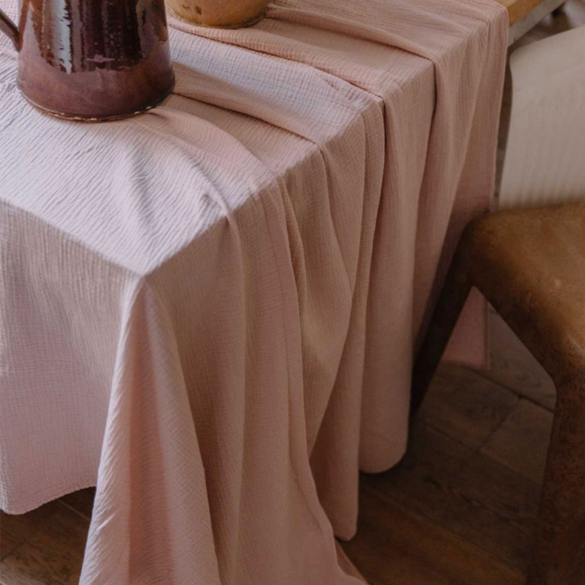 Nappe rectangulaire 170x250 cm en double gaze de coton, un tissu souple et agréable pour passer de doux moments de partage.
