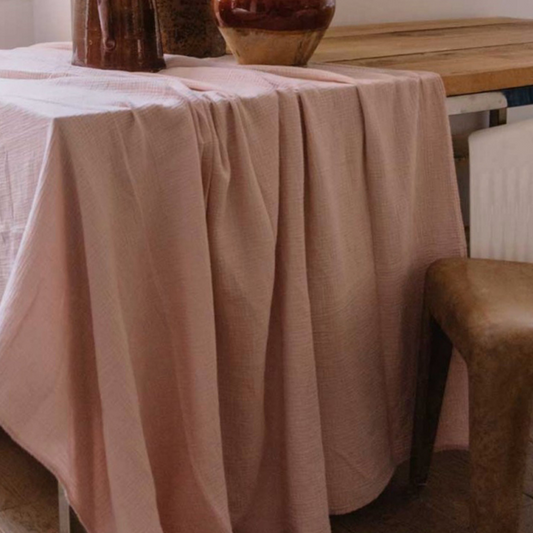 Nappe rectangulaire 170x250 cm en double gaze de coton, un tissu souple et agréable pour passer de doux moments de partage.