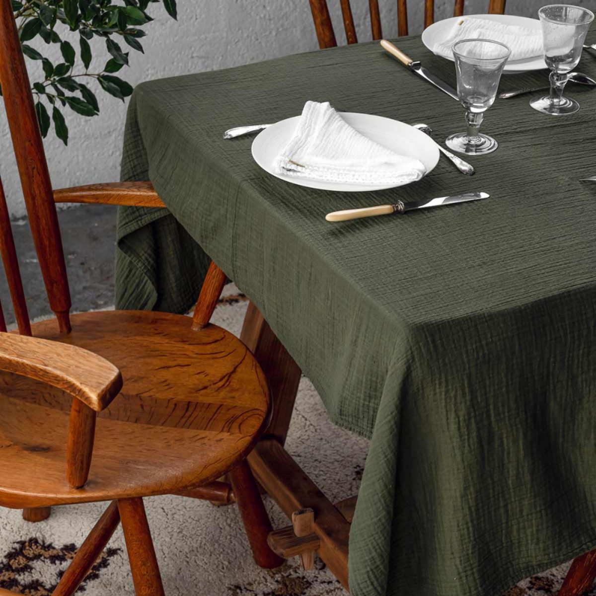 Nappe rectangulaire 170x250 cm en double gaze de coton, un tissu souple et agréable pour passer de doux moments de partage.