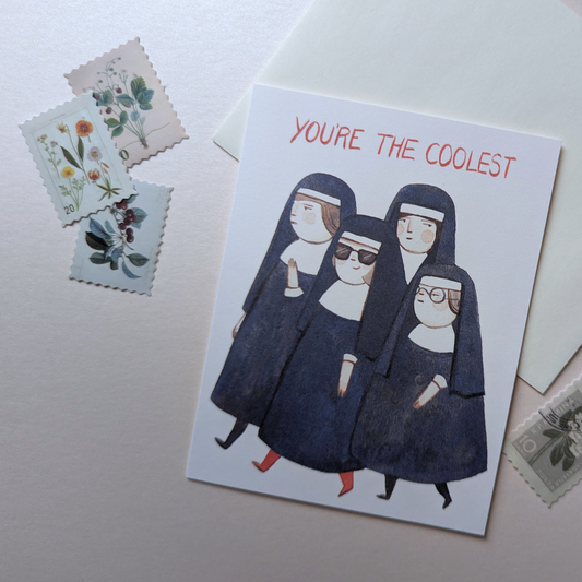 La carte met en scène un groupe de religieuses austères. Parmi elles, une nonne se démarque en arborant des lunettes de soleil, des bas rouges et un grand sourire.