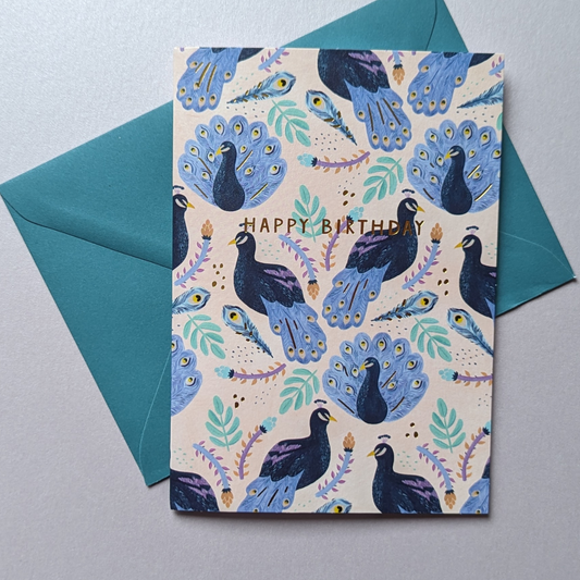 De majestueux paons aux plumes d'un beau bleu font la roue pour souhaiter un joyeux anniversaire à votre destinataire. À l'intérieur de la carte vous pouvez écrire votre message.