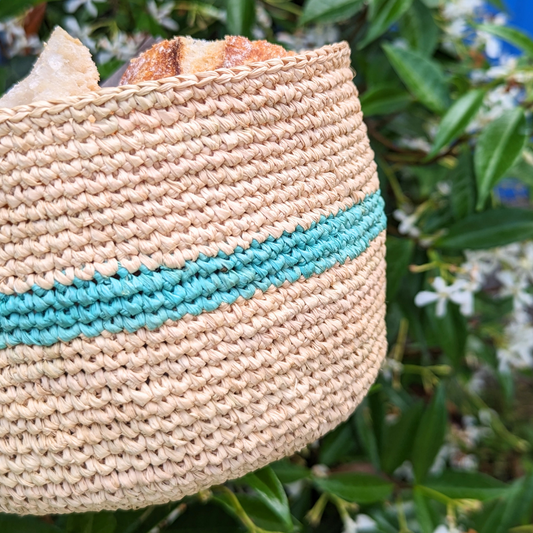 Dans leur version mini, ces paniers tissés à la main sont parfaits comme petits cache-pots pour accueillir un cactus ou une autre plante d'intérieur. Ils créent ainsi un coin de verdure enchanteur dans votre maison.