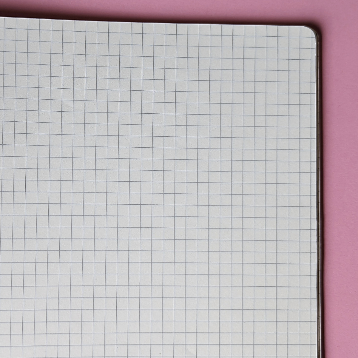 Que vous soyez un étudiant, un professionnel ou un passionné d'écriture, ce cahier répondra à tous vos besoins.