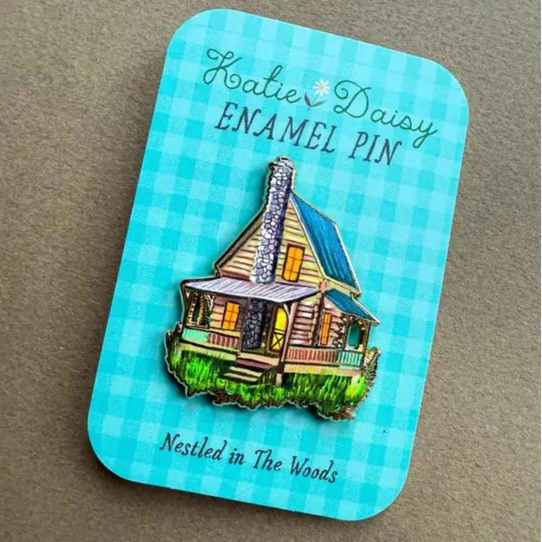 Pin's Cabane dans les Bois Katie Daisy