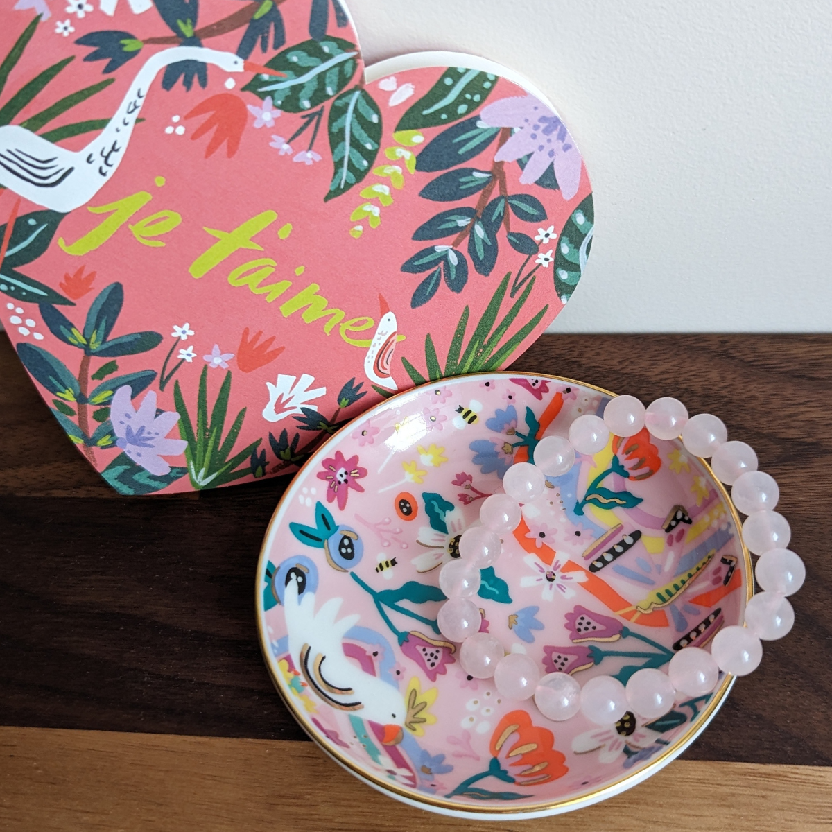 Cet objet est l'accessoire idéal pour garder vos petits trésors organisés sur votre table de chevet ou votre commode.