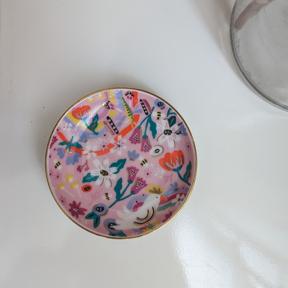 Cet objet est l'accessoire idéal pour garder vos petits trésors organisés sur votre table de chevet ou votre commode.
