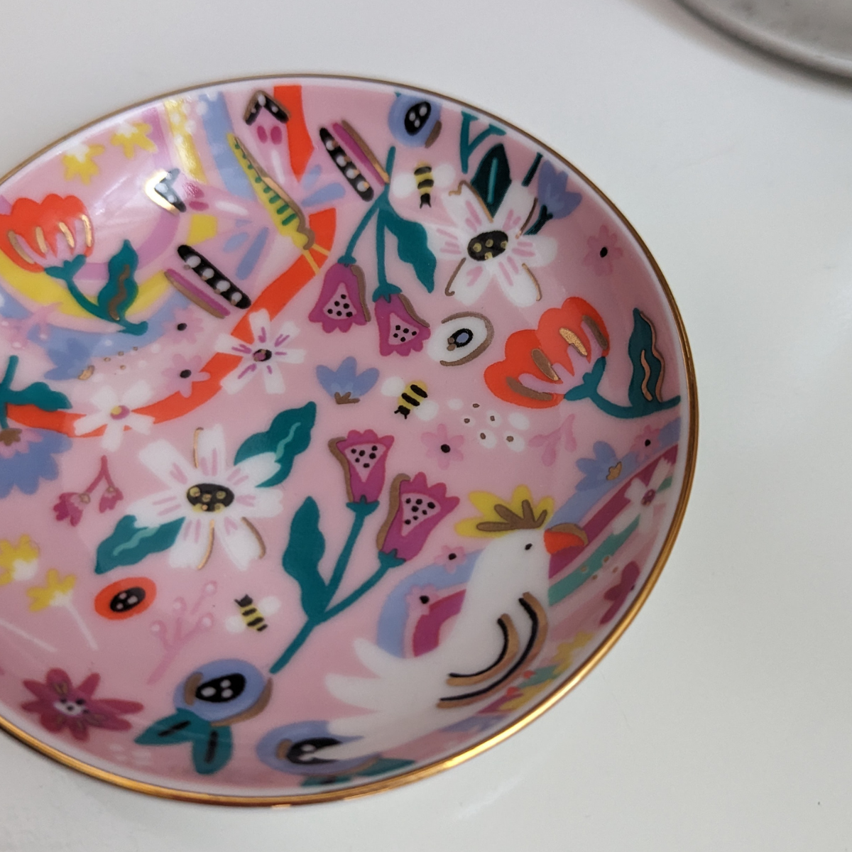 Cet objet est l'accessoire idéal pour garder vos petits trésors organisés sur votre table de chevet ou votre commode.