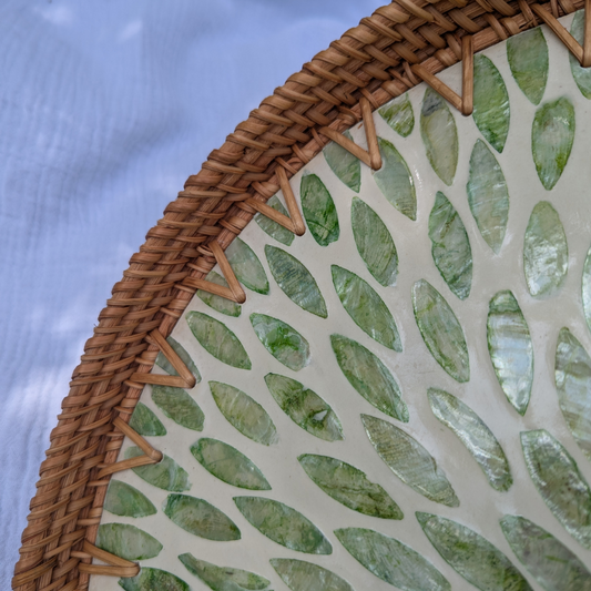 Grand plateau rond en rotin et nacre sans anses