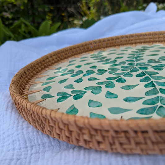 Plateau rond en rotin et nacre sans anses