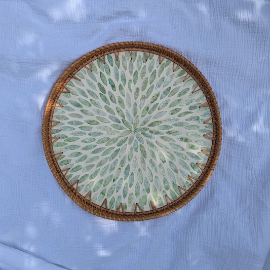 Grand plateau rond en rotin et nacre sans anses