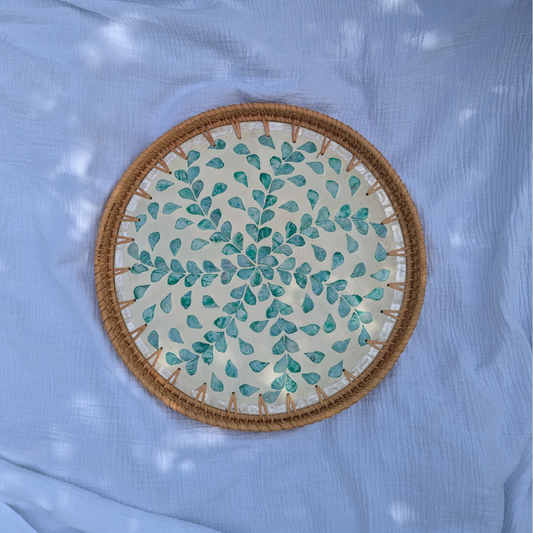 Plateau rond en rotin et nacre sans anses