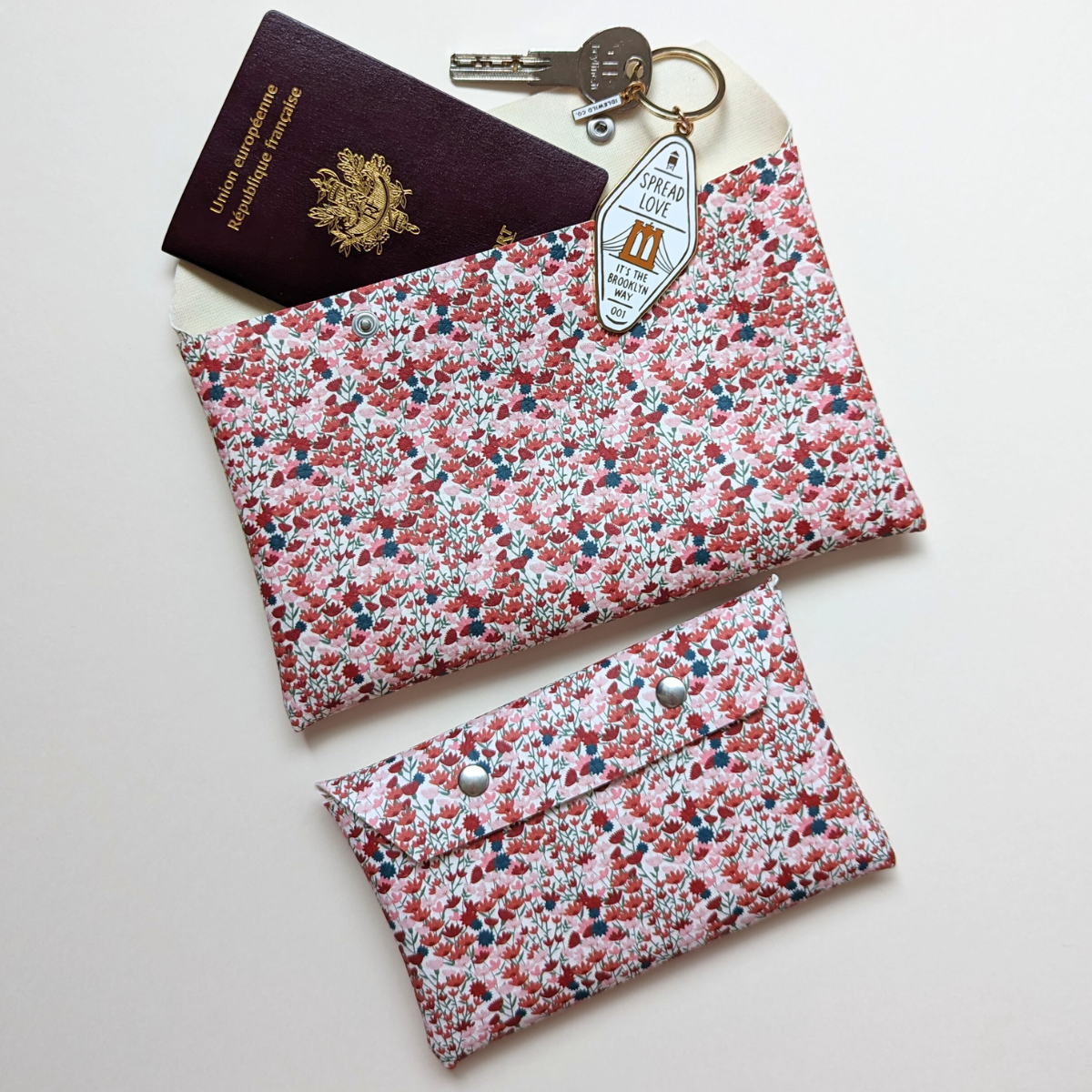 Vous pouvez la glisser dans votre sac, pour y ranger vos clés, votre téléphone portable, des crayons, un billet pour l'Irlande pour admirer ses paysages pittoresques.