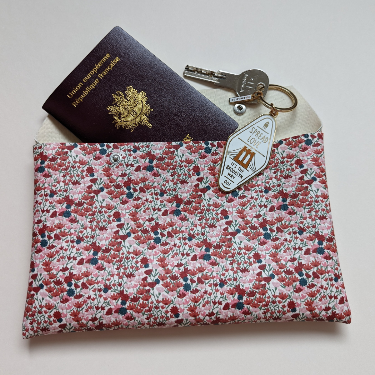 Vous pouvez la glisser dans votre sac, pour y ranger vos clés, votre téléphone portable, des crayons, un billet pour l'Irlande pour admirer ses paysages pittoresques.
