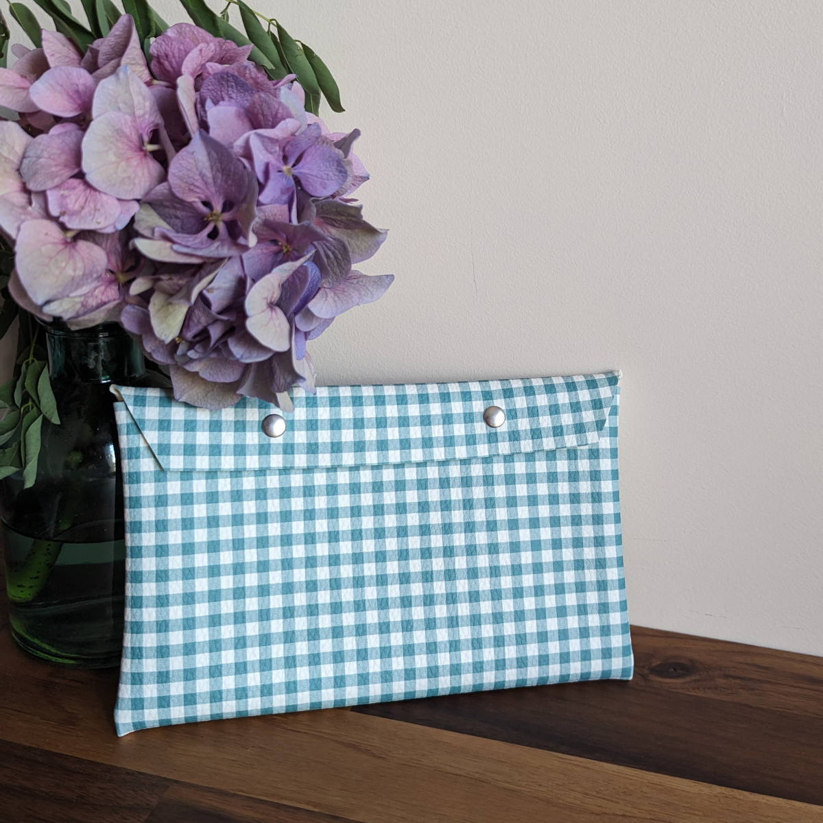 Vous pouvez la glisser dans votre sac, pour y ranger vos clés, votre téléphone portable, des crayons, un billet pour l'Irlande pour admirer ses paysages pittoresques.