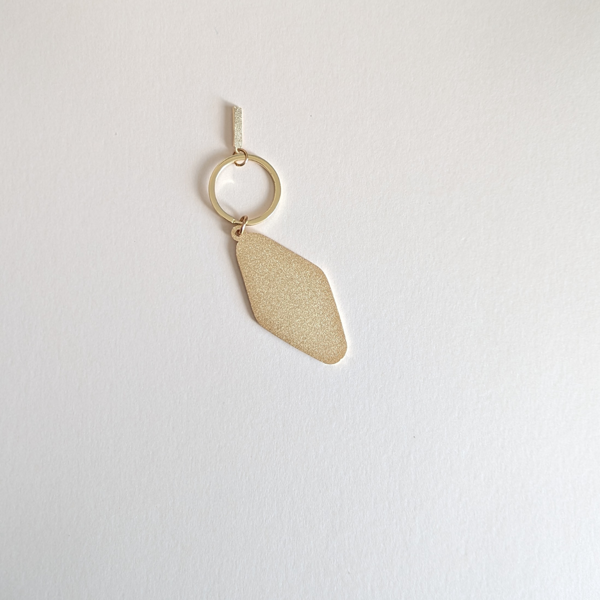 Véritable bijou permettant à vos clés de devenir un accessoire de mode à part entière.
