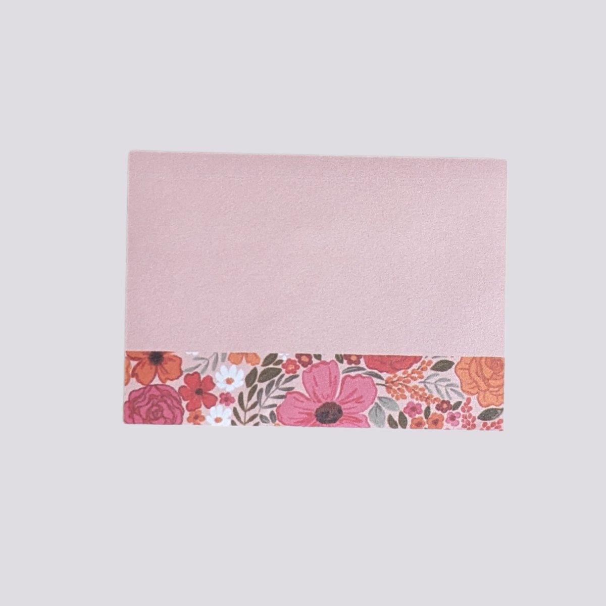 Apportez une touche florale à vos rappels quotidiens avec ce bloc de 50 post-it en provenance des États-Unis.