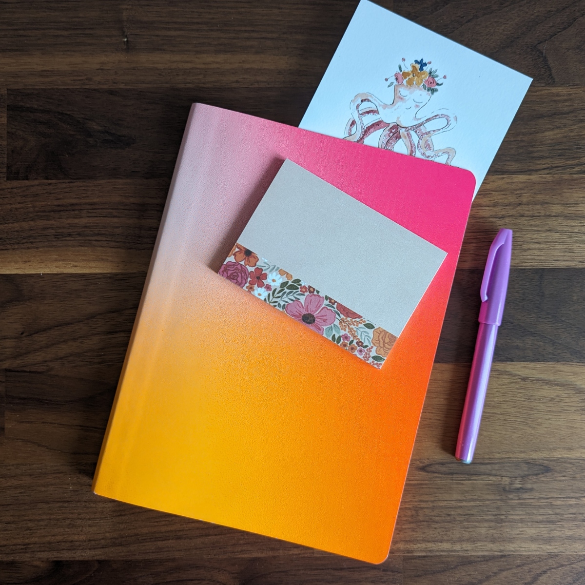 Apportez une touche florale à vos rappels quotidiens avec ce bloc de 50 post-it en provenance des États-Unis.
