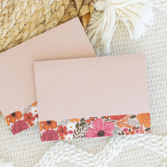 Apportez une touche florale à vos rappels quotidiens avec ce bloc de 50 post-it en provenance des États-Unis.