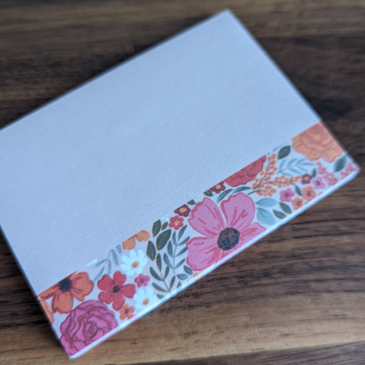 Apportez une touche florale à vos rappels quotidiens avec ce bloc de 50 post-it en provenance des États-Unis.