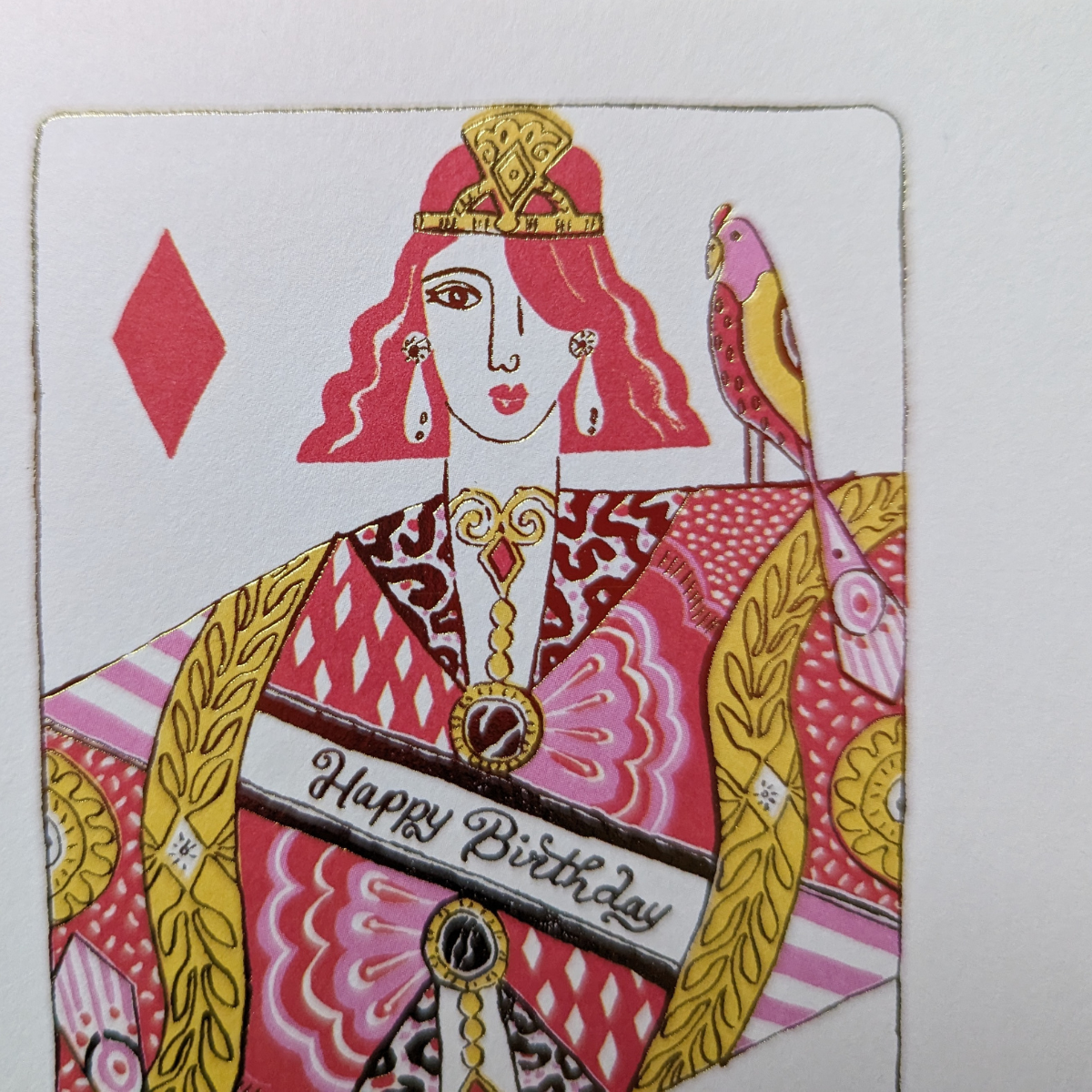 Pour émerveiller une personne spéciale en ce jour d'anniversaire cette carte présentant une illustration soignée d'une reine de carreau, couronnée et majestueuse est ce qu'il vous faut.