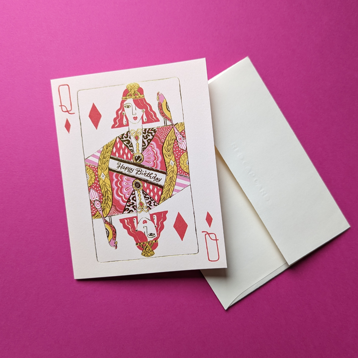 Les détails raffinés et les couleurs vives rendent cette carte visuellement captivante. Elle est conçue pour faire briller les yeux de la personne qui la recevra et lui rappeler qu'elle est la véritable reine du jour.